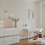 Old Town Riverside Apartment *