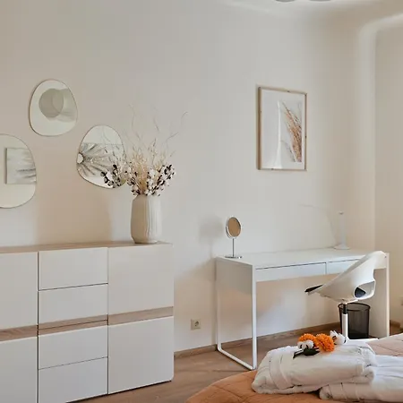 Old Town Riverside Apartment *