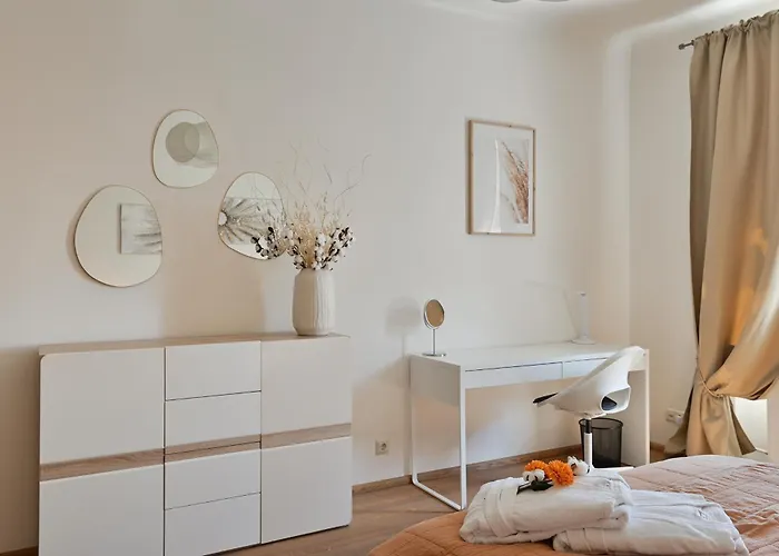 Old Town Riverside Apartment *